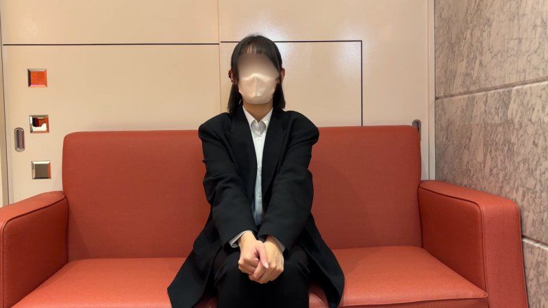 極度敏感的21歲西裝女學生。刺激陰道深處就讓她全程抽搐不止，被無套肉棒狠狠貫穿後直接爽到飛起並屈服→大量中出。